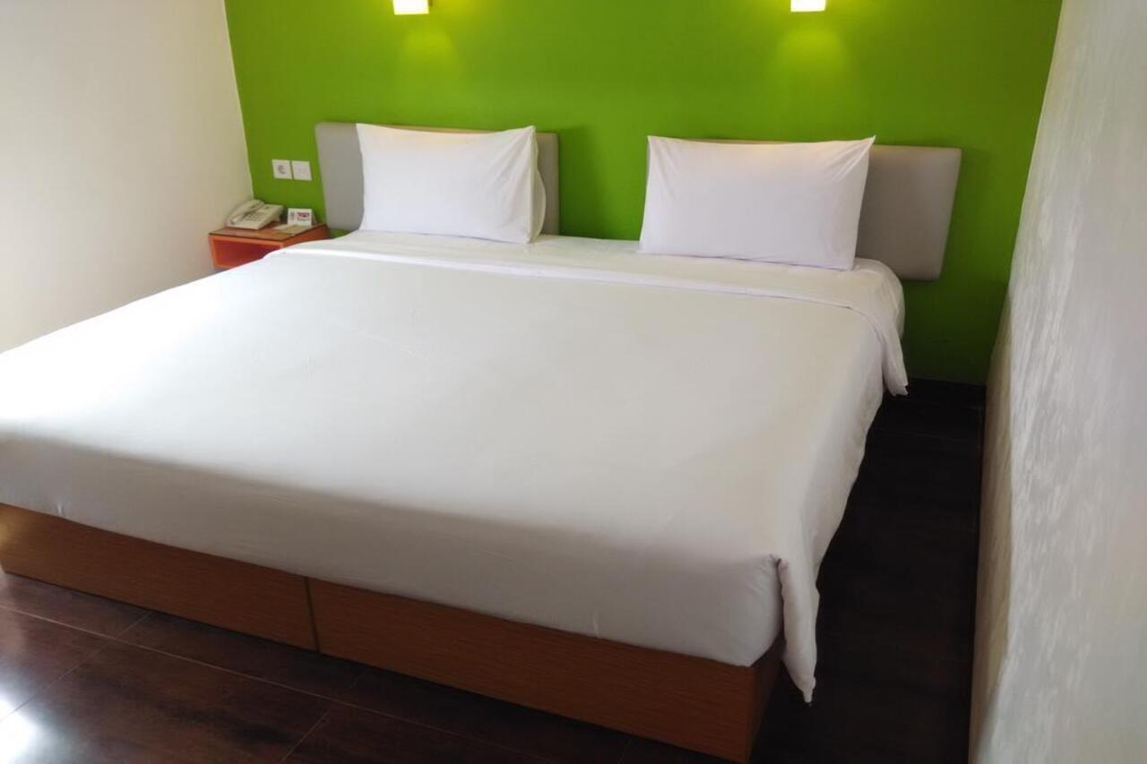 Amaris Hotel Ponorogo Exterior foto